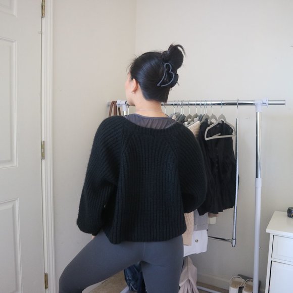 BLACK CROPPED KNIT CARDIGAN (LIKE PRETTY NEW) - Picture 3 of 5